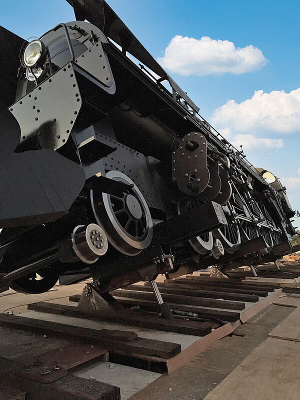 Hydraulikplatform bewegt in Kinofilmproduktion eine Lokomotive