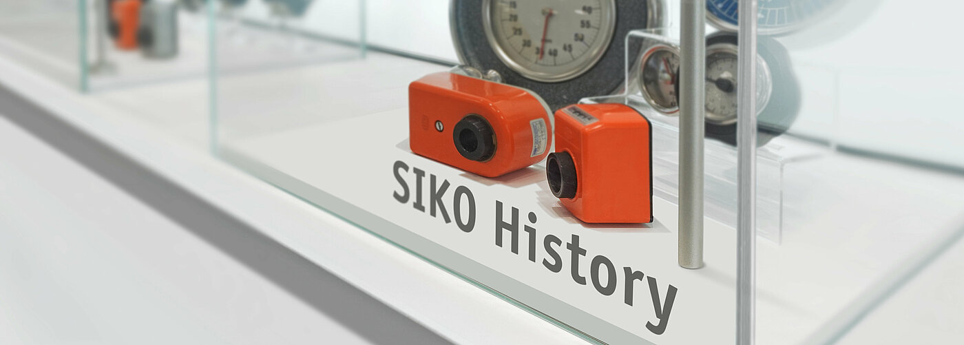 SIKO历史产品在玻璃立方体中，标有“历史”