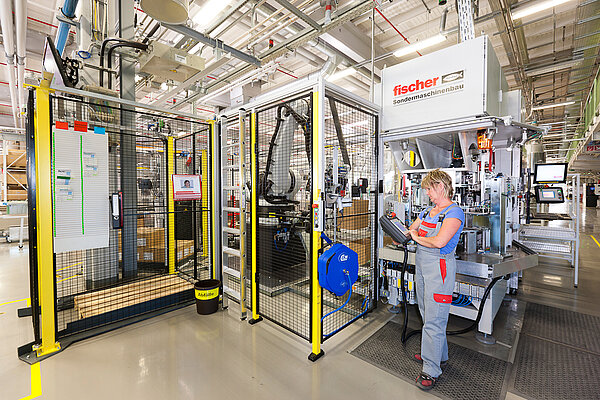 Fischer Engineering manufactures machines in a production hall
