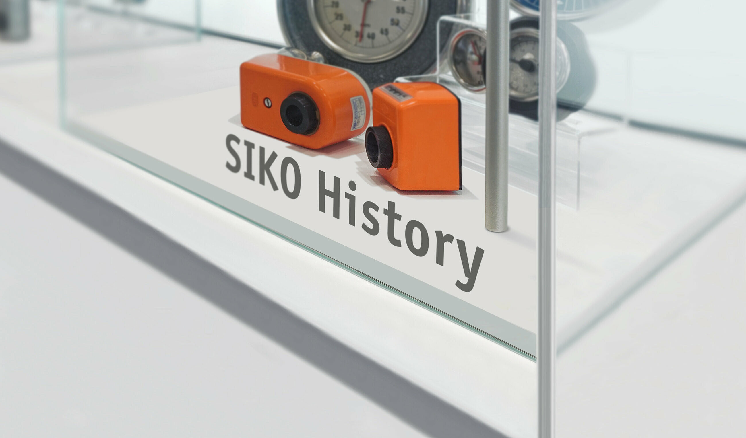 Historische Produkte aus dem Hause SIKO in einem Schaukasten aus Glas
