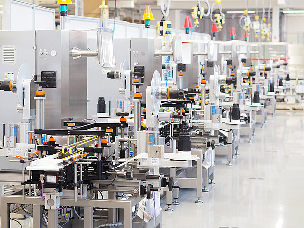 Grande linea di macchine per l'imballaggio nella sala produzione
