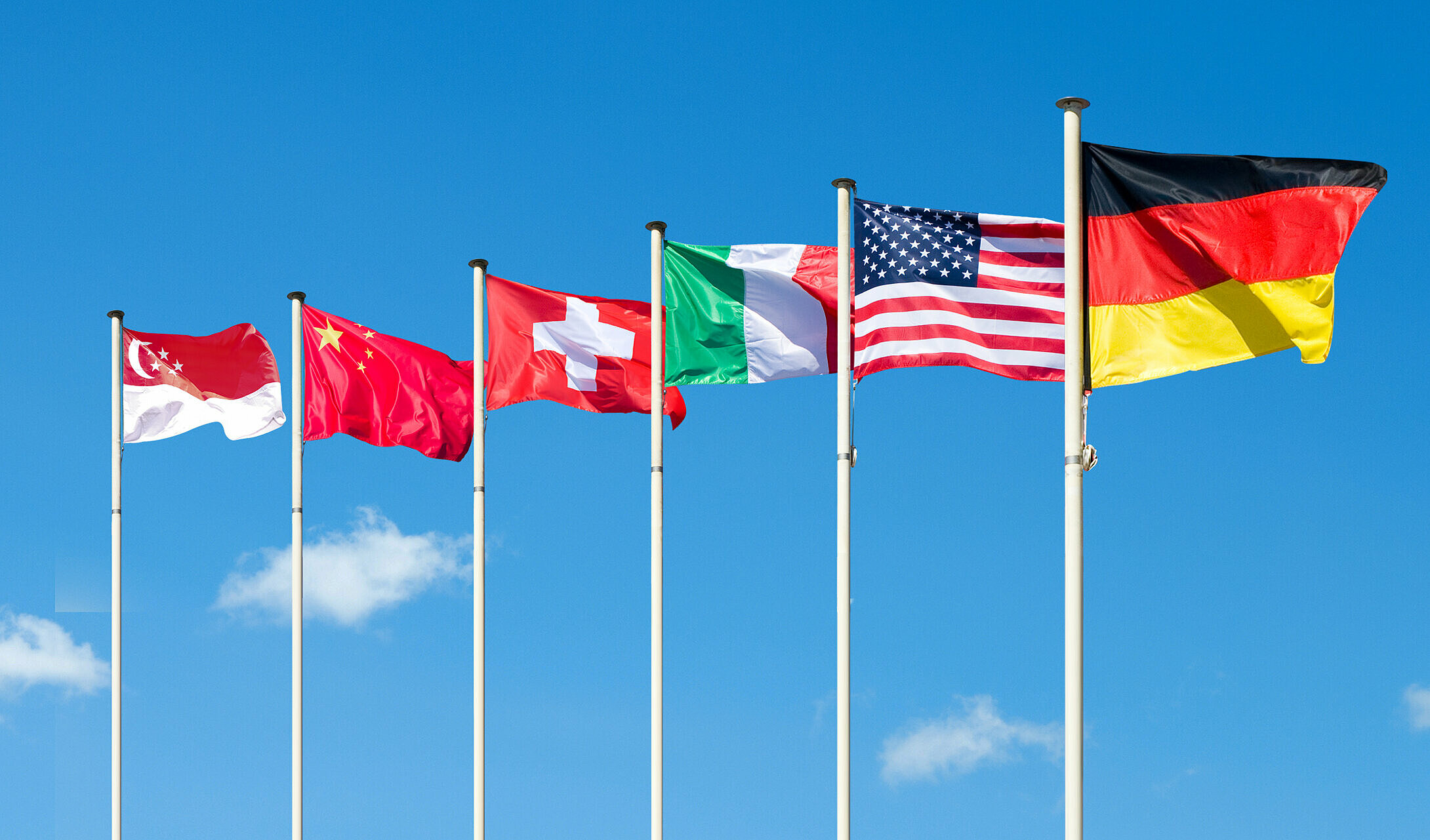 Banderas al viento de Singapur, China, Suiza, Italia, EE. UU. y Alemania