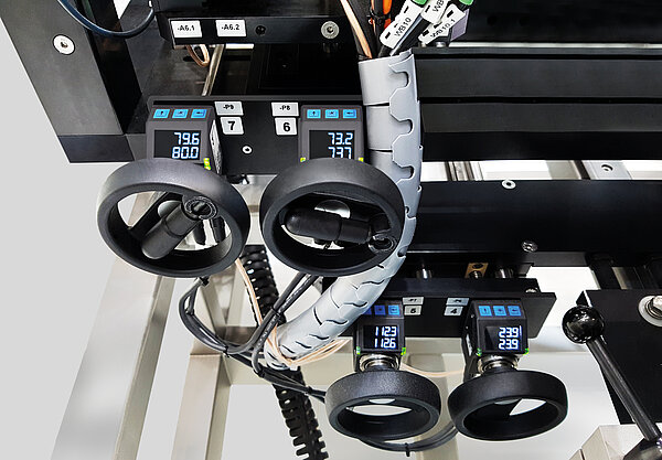Cuatro indicadores de posición AP05 de SIKO en la máquina de embalaje