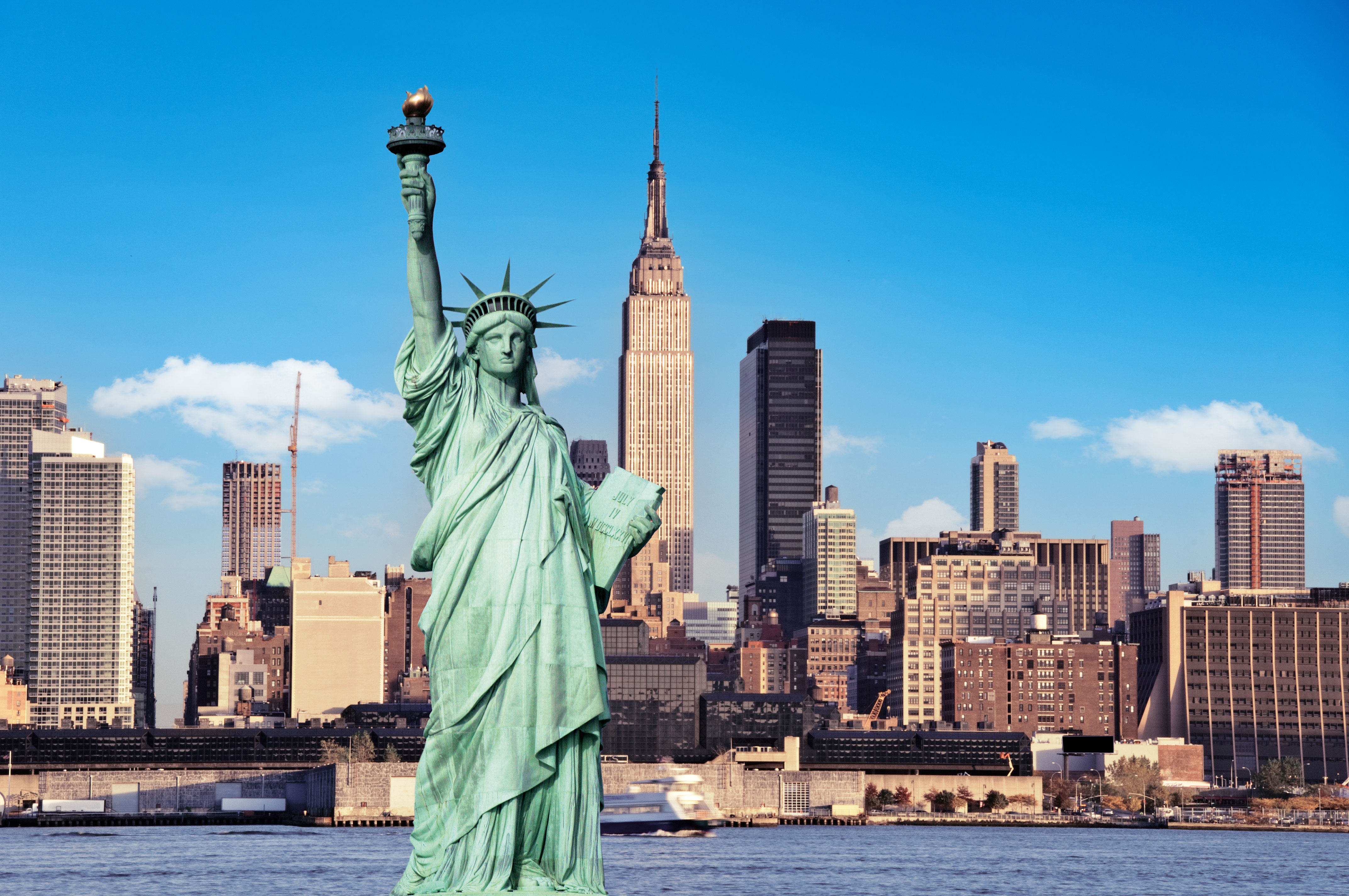 Die Freiheitsstatue in New York mit Manhatten im Hintergrund
