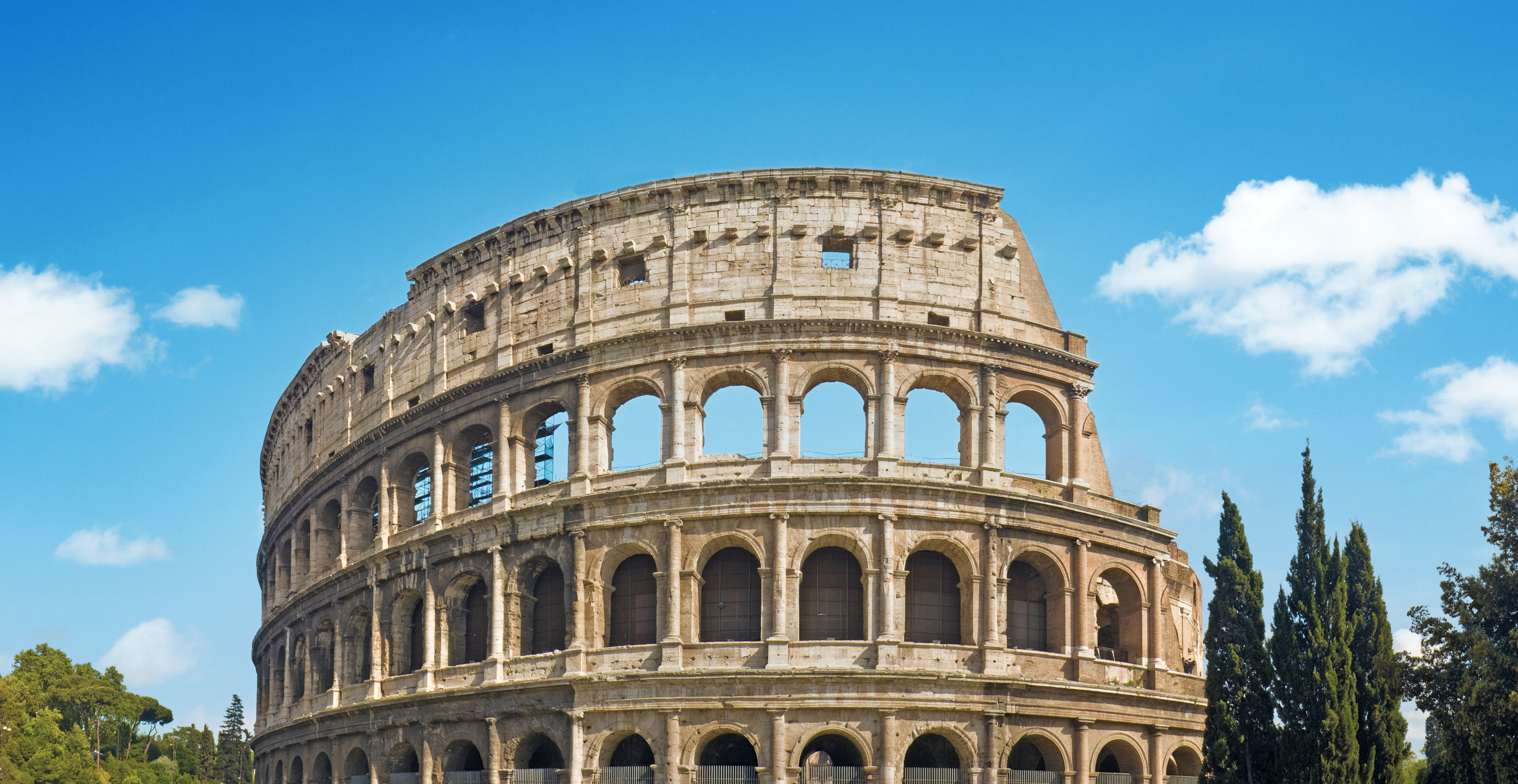 Il Colosseo a Roma con un cielo blu sullo sfondo
