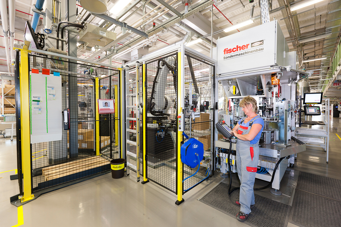 Fischer Engineering produce macchine in un capannone di produzione